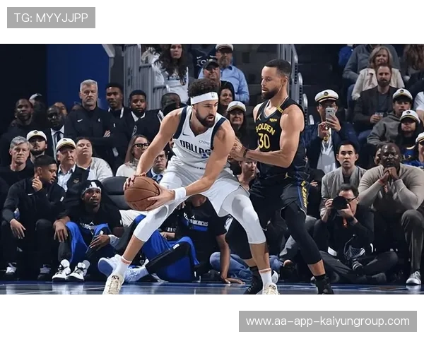 金州勇士对阵达拉斯独行侠：斯蒂芬·库里8记三分，全场瞬间被刷屏